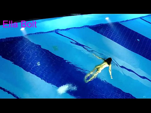 ❤️ Non podo deixar de mirar, unha moza loira que é sorprendida nadando espida na piscina do resort ELLA BOLT ☑ Vídeo de sexo en % gl.pornohammer.ru % ️❤